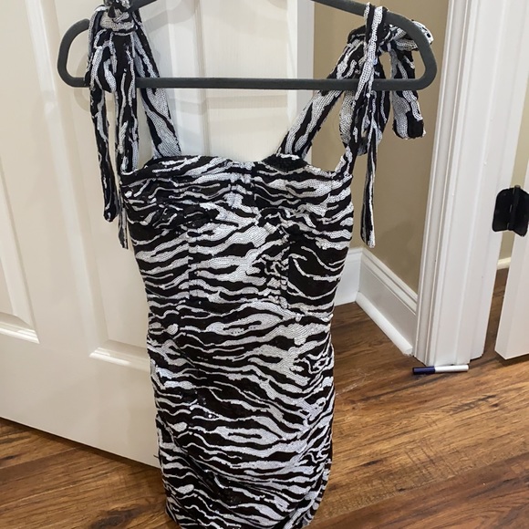 LIONESS DRESS - Picture 3 of 4